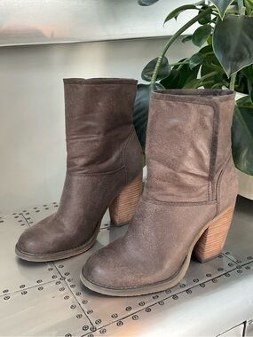 💕 HOST PICK 💕 Sbicca Brown Ankle Boots